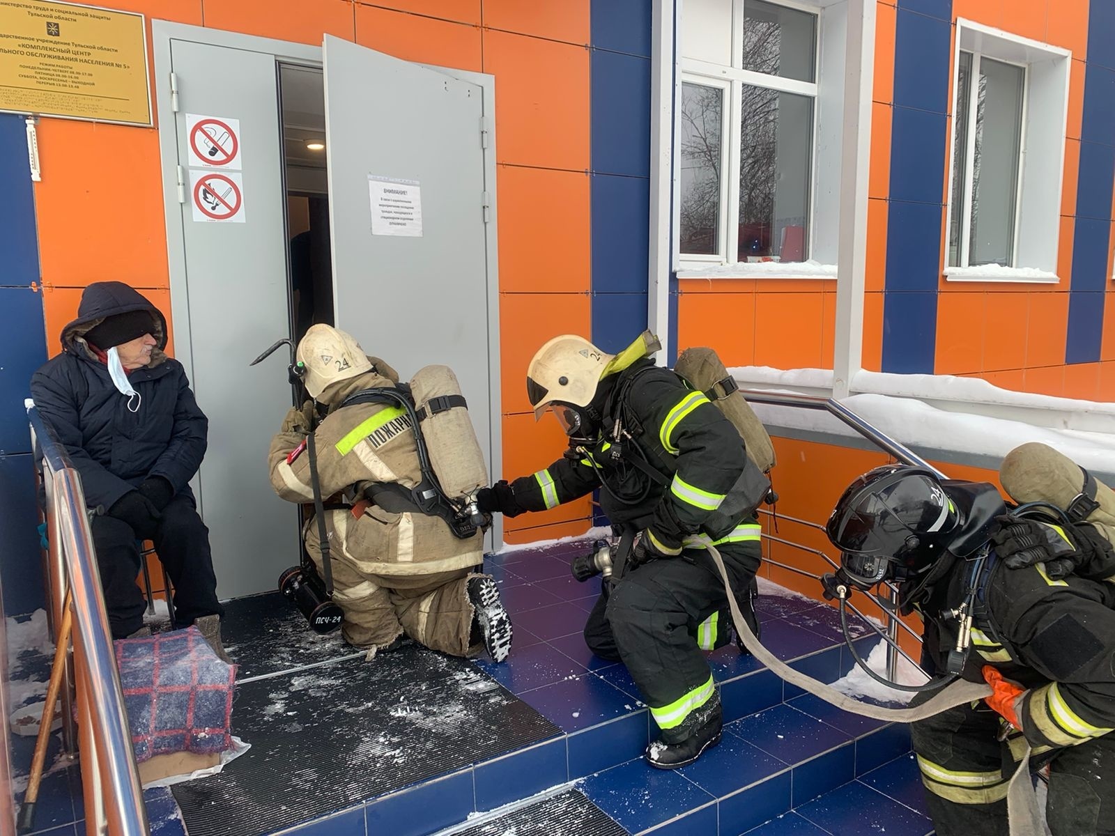 В Плавске прошли учения в центре социального обслуживания - Новости -  Главное управление МЧС России по Тульской области