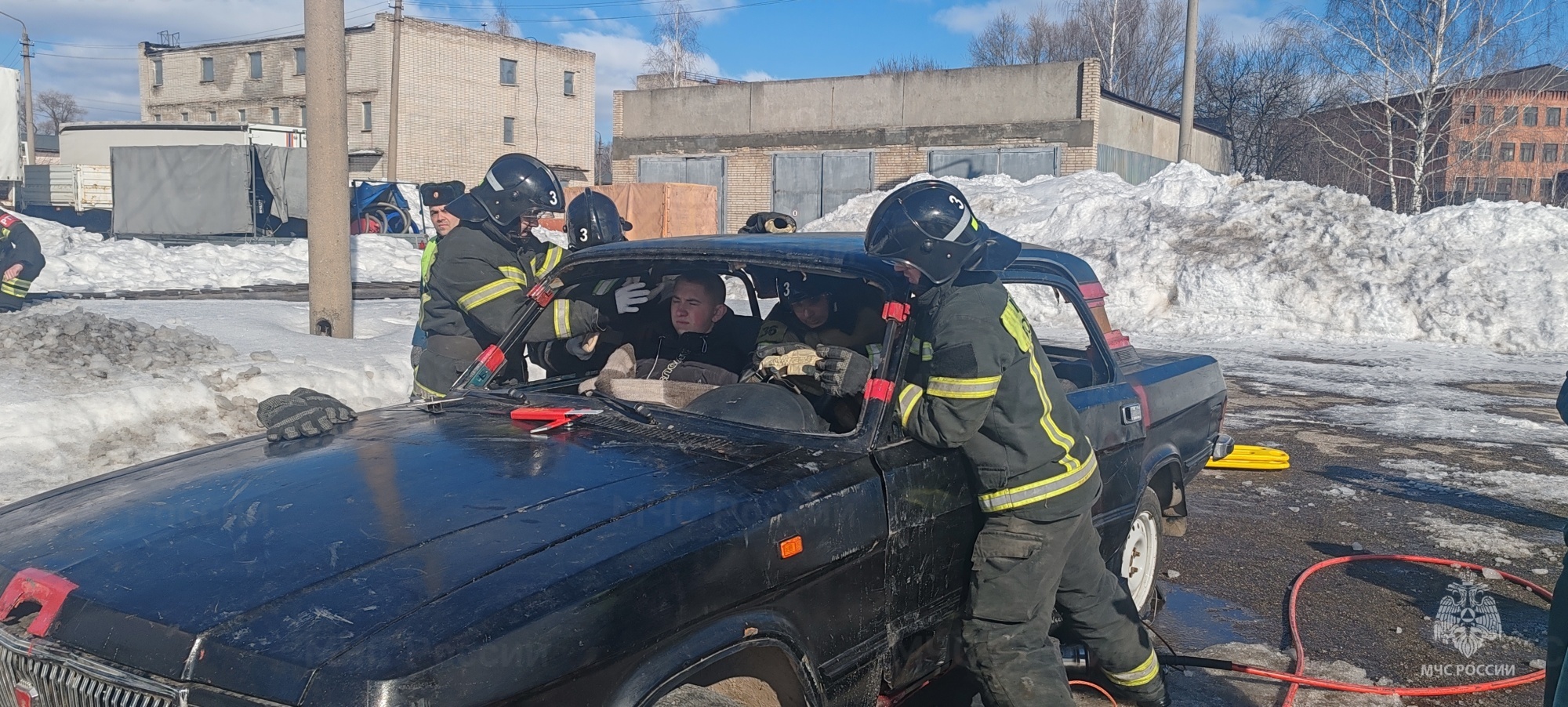 В соревнованиях по ликвидации последствий ДТП определили лучшую команду  спасателей - Новости - Главное управление МЧС России по Тульской области