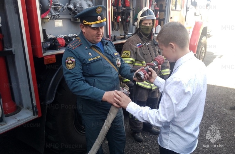 Звонок на урок, а потом экскурсия. Школьники встретились со спасателями