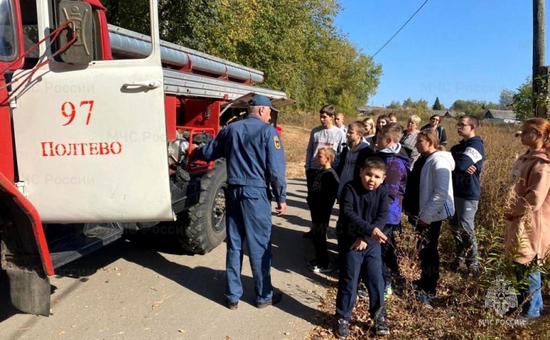 Звонок на урок, а потом экскурсия. Школьники встретились со спасателями