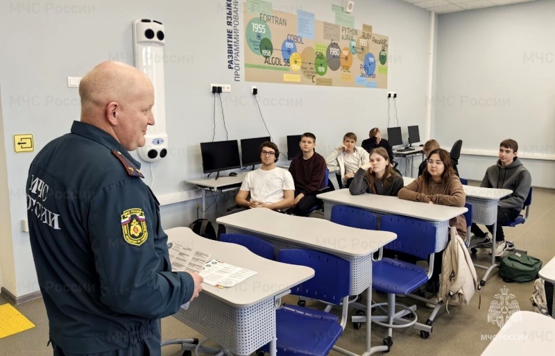 Выпускники школ Узловой и Ясногорска узнали о высших учебных заведениях МЧС России