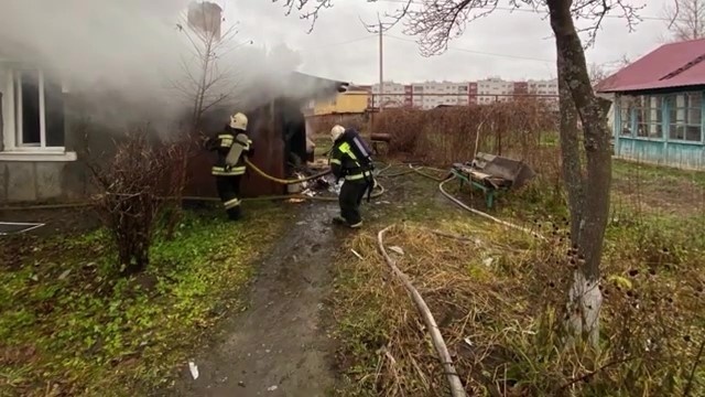 В Суворовском районе огнеборцы МЧС потушили пожар в жилом доме (Телеканал Показывает Суворов)