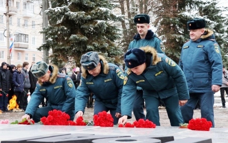 Сотрудники тульского спасательного ведомства почтили память Неизвестного Солдата