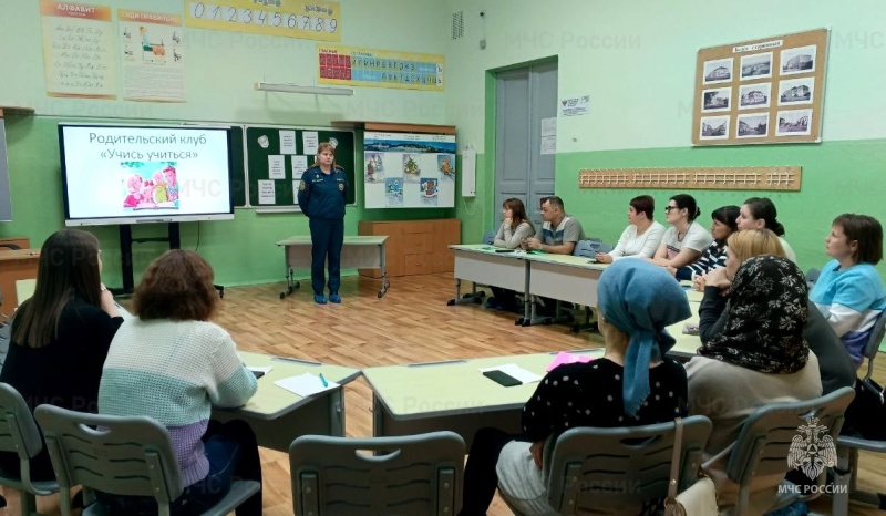 В Белеве спасатели провели родительское собрание, а в Веневе - урок безопасности с детьми