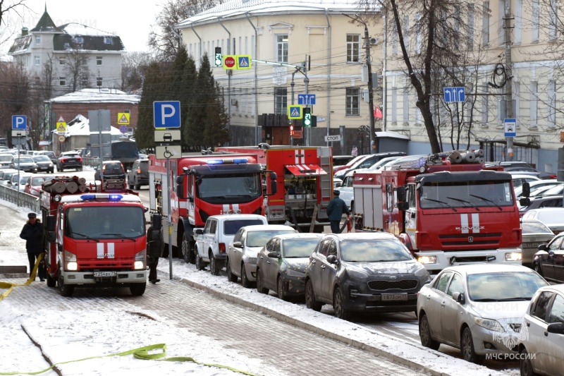 В тульском драмтеатре огнеборцы «спасли» двух человек и потушили условное возгорание